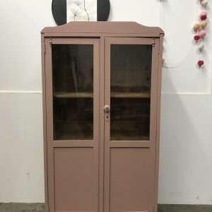 Vintage roze meidenkast met glazen deuren H 128 x B 70 x D 30 foto 1