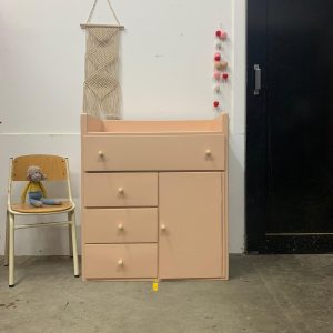 Vintage commode in licht roze